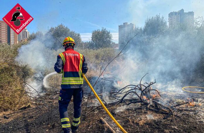 Los bomberos frenan un incendio en la partida Armanello de Benidorm tras afectar a una torre de alta tensión