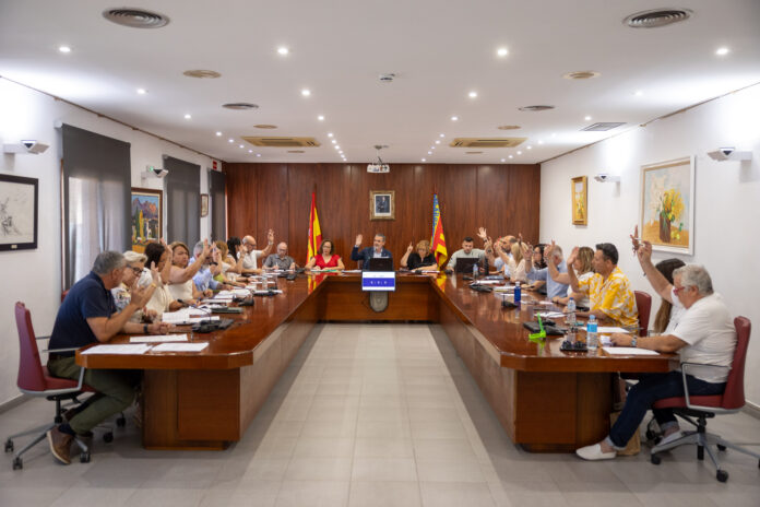 L’Alfàs del Pi da luz verde a la nueva tasa de pruebas selectivas y propone los festivos de 2027