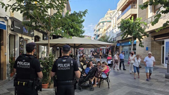 Benidorm intensifica la campaña de inspección de las terrazas e insta a los establecimientos que no cumplen a retirar el mobiliario no autorizado/Ayuntamiento de Benidorm