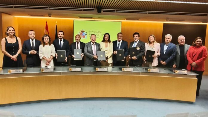Benidorm se alía con el Ministerio y la británica ABTA para avanzar hacia un modelo de gestión turística más sostenible/Ayuntamiento de Benidorm