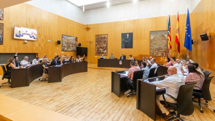 Benidorm da luz verde al convenio de saneamiento de Aguas Residuales para la Marina Baixa y actualiza la tarifa del taxi