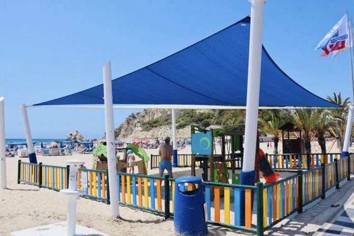 La Cala de Finestrat activa el socorrismo diario y estrena el espacio de lectura «La mar de Llibres”