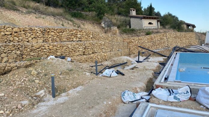 Un deslizamiento de tierras obliga a paralizar las obras de la piscina municipal de Bolulla/Ayuntamiento de Bolulla