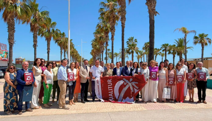 Benidorm y Villajoyosa revalidan sus banderas Qualitur y refuerzan la excelencia de sus playas