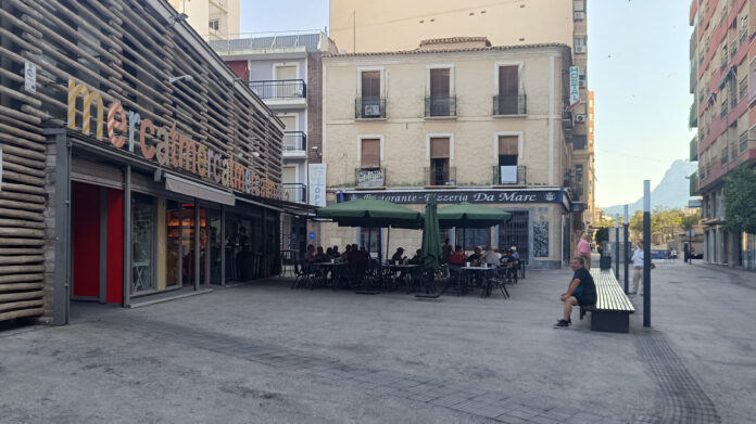 Villajoyosa convierte el entorno del Mercat en una nueva plaza peatonal