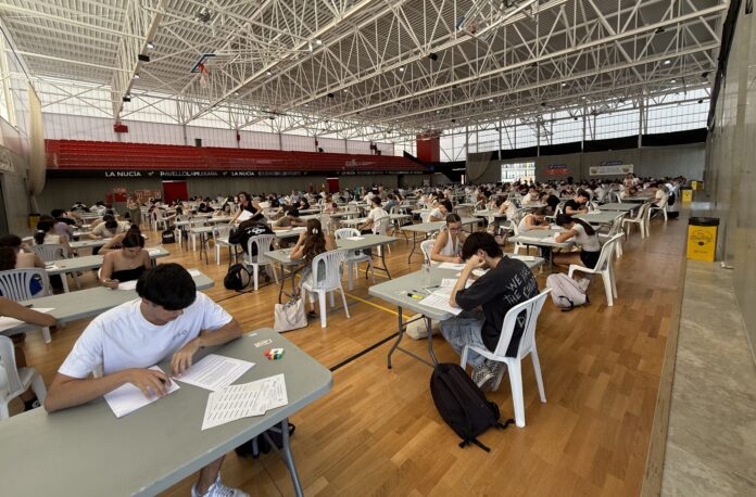 Más de 350 estudiantes de Benidorm y La Nucía se examinan de la EVAU en el Pabellón Muixara/Ayuntamiento de La Nucía