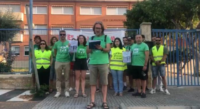El profesorado de la Marina Baixa protesta por la agresión a una docente en Valencia