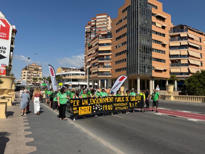 El profesorado de la Marina Baixa recorre las calles de Benidorm en una nueva jornada de movilización