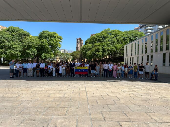 Benidorm guarda tres minutos de silencio por las víctimas de los terremotos de Venezuela