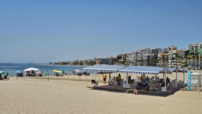 Villajoyosa facilita el acceso a la playa con un servicio gratuito de autobús adaptado