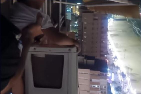 La Policía Local de Benidorm rescata a un niño que se encontraba sobre un aire acondicionado en la planta 21 de un edificio/Policía Local de Benidorm