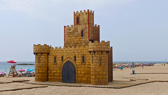 La playa Centro ya luce el castillo de las Fiestas de Moros y Cristianos
