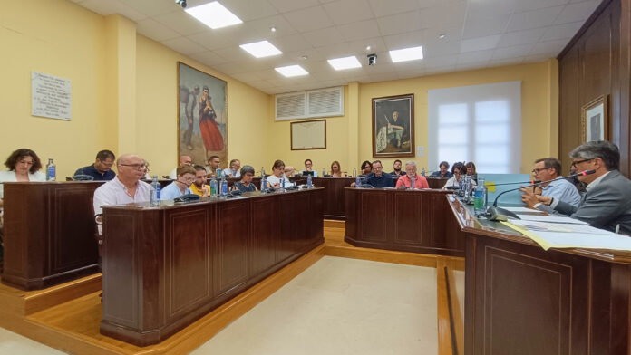 Villajoyosa distingue a tres policías locales por salvar dos vidas y aprueba nuevos acuerdos en saneamiento y residuos