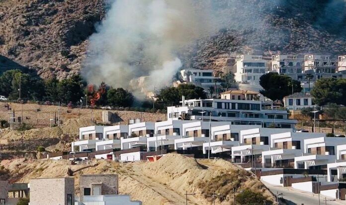 Un incendio calcina 1.500 metros cuadrados en Finestrat y queda controlado en una hora
