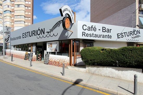 Una vida dedicada a la hostelería: Juan se jubila tras cuatro décadas en el restaurante El Esturión