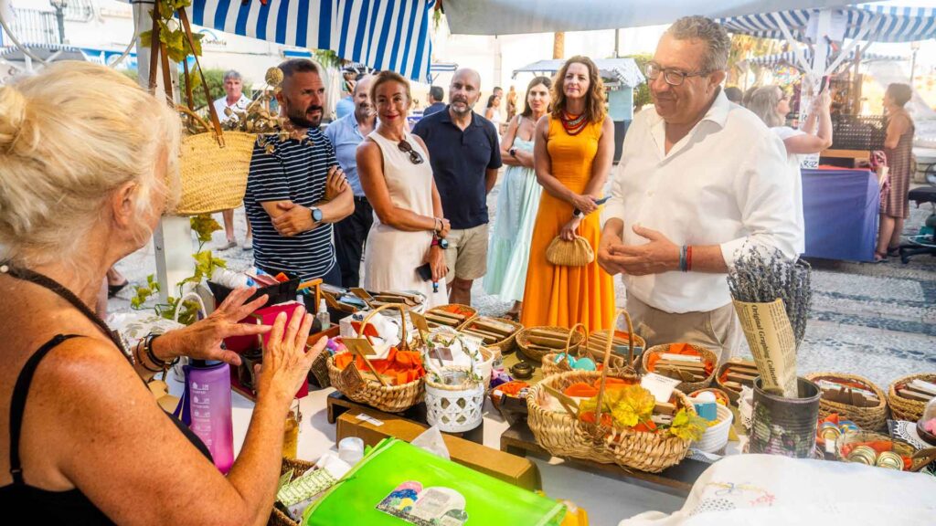 Toni Pérez, Javier Jordá, y otros concejales visitando los puestos de artesanía /Fuente: Ayuntamiento de Benidorm