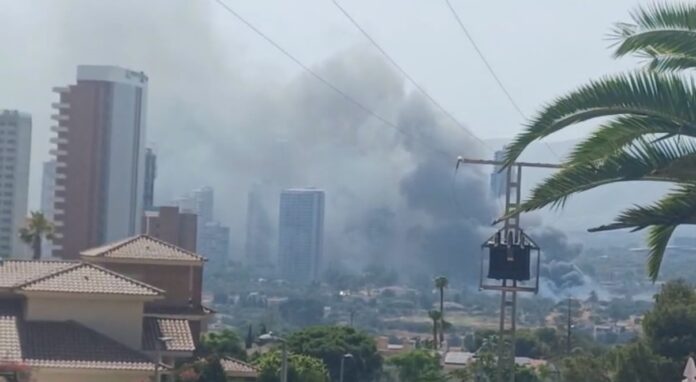 Estabilizado el incendio de vegetación declarado en Benidorm tras movilizar un amplio operativo