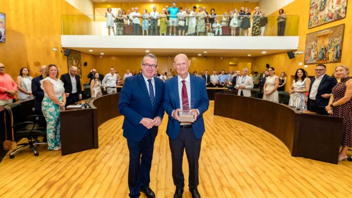 Benidorm entrega la 'Distinción Europa' al investigador Juan Carlos Izpisúa Belmonte, referencia mundial en medicina regenerativa / Fuente: Ayuntamiento de Benidorm
