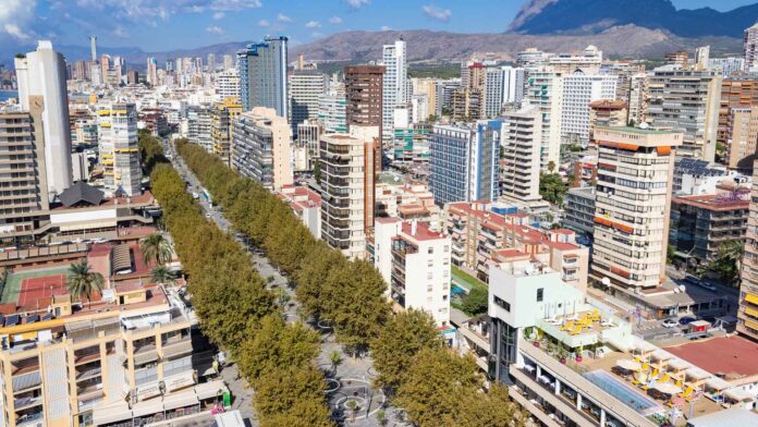 Benidorm planta cara al calor con 400 nuevos árboles para refrescar sus zonas urbanas