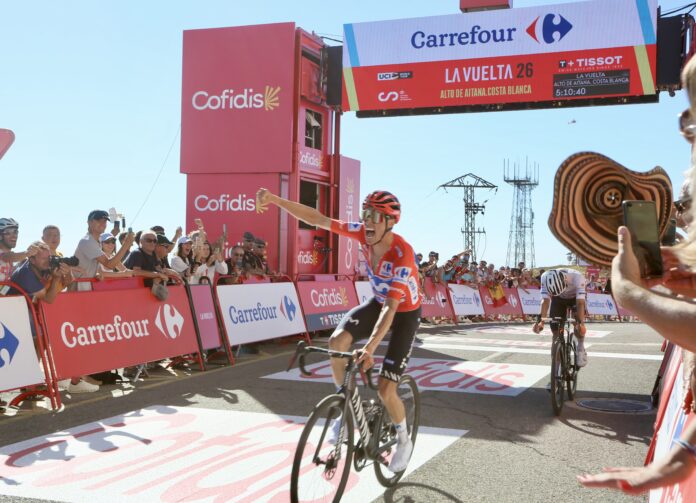 Enric Mas gana en Aitana y consolida el maillot rojo de La Vuelta a su paso por la Marina Baixa