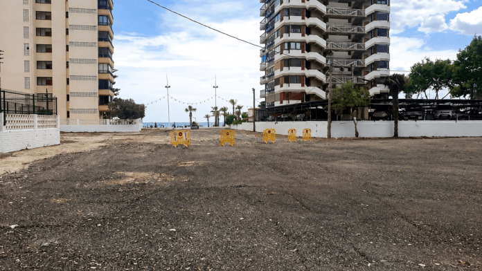 El parking de la Avenida Mediterráneo deja de funcionar en Benidorm porque la propiedad prevé construir en la parcela