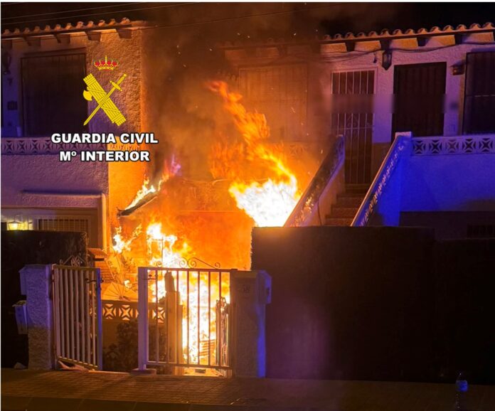 Auxilian a una mujer atrapada en un incendio en La Nucía / Fuente: Guardia Civil Alicante