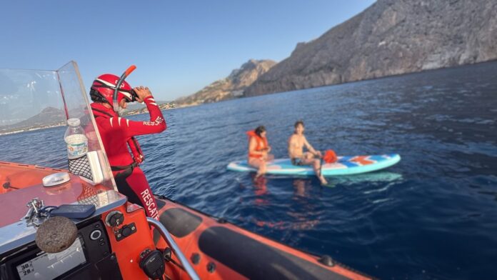 Rescatan a dos personas en el Morro del Toix de Altea tras ser arrastradas mar adentro mientras practicaban paddle surf / Fuente: Cruz Roja