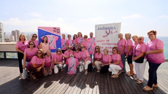 Anémona presenta la camiseta para la Marcha Solidaria contra el cáncer de mama 2026 / Fuente: Ayuntamiento de Benidorm