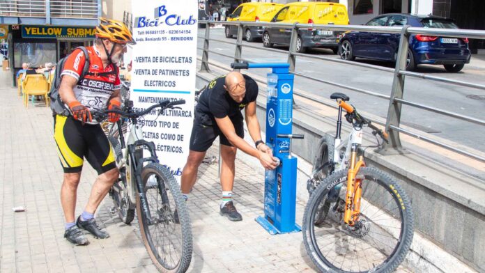 Los ciclistas ya cuentan con seis puntos gratuitos para reparar sus bicicletas en Benidorm