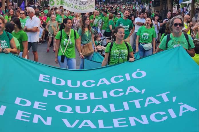 Docentes de la Marina Baixa se suman a las movilizaciones por la educación pública