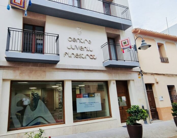 financiada en un 60% por el Ayuntamiento y en un 40% por los vecinos de la zona. La actuación, que comenzó en julio y está previsto que finalice a principios de octubre, permitirá transformar los 250 metros de camino de tierra y piedra que conectan el carrer Alacant con la subida del Calvari. Los trabajos incluyen la construcción de una acera de 1,20 metros de ancho, la instalación de alumbrado público y el asfaltado de la vía, que tendrá cinco metros de anchura.