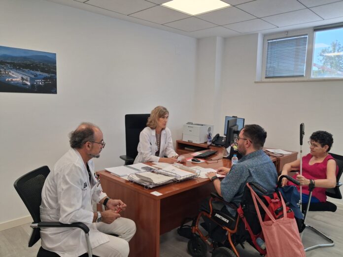 El Hospital Marina Baixa y AERBECO buscan mejorar la atención a las personas con enfermedades raras