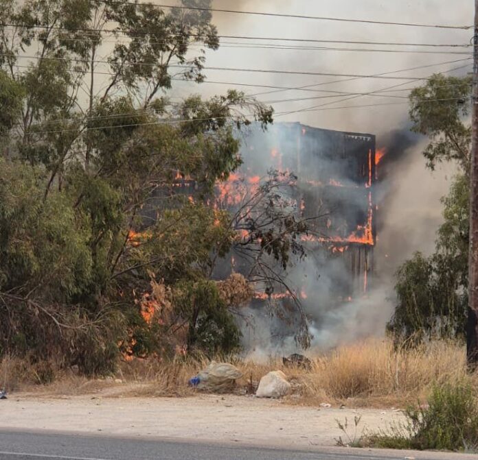Los bomberos trabajan en el incendio de un edificio abandonado de la partida Armanello de Benidorm