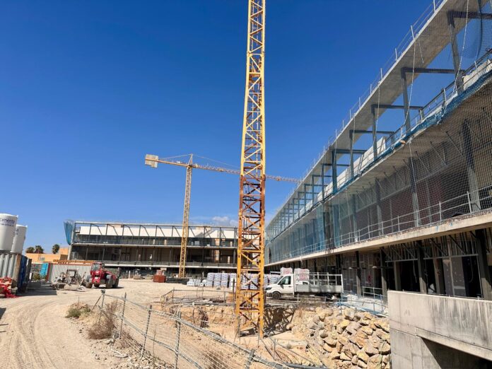Sanidad mejora el acceso al Hospital Marina Baixa con un nuevo aparcamiento de 409 plazas