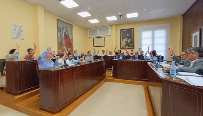Villajoyosa aprueba cambios en la tasa de basuras y respalda a las familias cuidadoras y al sector pesquero