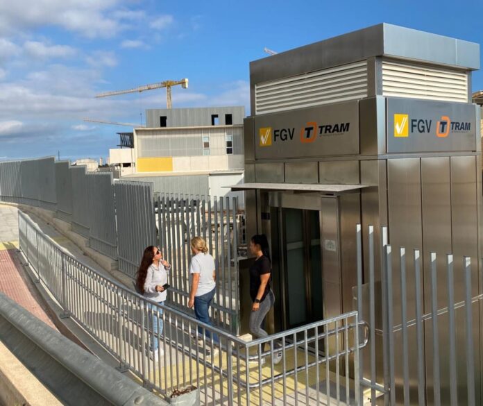 El Hospital de la Marina Baixa mejora su conexión con el TRAM gracias a un nuevo ascensor