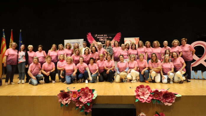 Anémona conmemora en Benidorm el Día del Cáncer de Mama reclamando una atención integral para las pacientes / Ayuntamiento de Benidorm