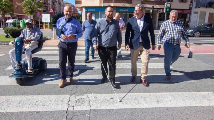 Los peatones con discapacidad visual podrán activar los semáforos desde el móvil en Benidorm
