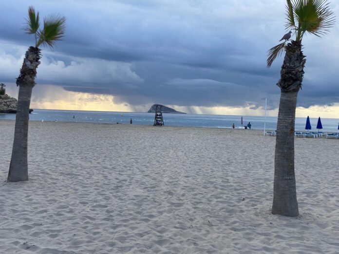 La Marina Baixa afronta un fin de semana inestable con posibles chubascos y tormentas en el litoral